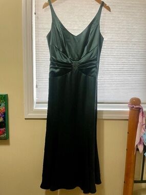 Elegant Anne Klein Emerald Satin Gown with Rhinestone Bow Detail